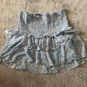 Blommig volangkjol från Lindex 🩵 - Supersöt ljusblå kortkjol från Lindex med blommigt mönster och volangdetaljer. Storlek L 🩵🩵 #kjol #blommigkjol #ljusblå #storlekL 