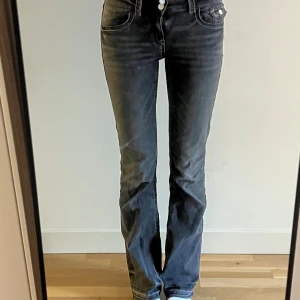 Gråa jeans från Gina Tricot - Ett par jättesnygga jeans från gina tricot. sitter perfekt och är i väldigt bra skick. jag har bara använt byxorna några gånger då jag har ett annat par liknande. de är långa (jag är 176cm) och sitter perfekt (är storlek s). de är köpta för ca 599kr men säljer för bara 299kr. 🩷🩷 om du har några frågor är det bara att fråga! köpare står för frakt🩷🩷🩷
