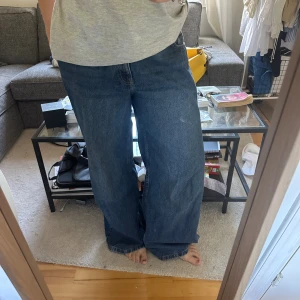 Low waist baggy jeans - Säljer ett par baggy jeans som är low waist från märket supré. Storlek 12/L.