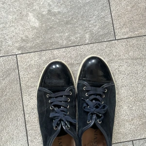 Svarta sneakers från Lanvin i mocka - Snygga lanvins i storlek 45. Passar både 44 och 46 med. Lite använda men det ser betydligt värre ut på bilderna, när skorna är på ser de nästan helt nya ut. Kan även tvätta de fina innan de skickas!
