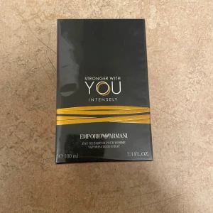 Stronger with you intensely parfym  - Säljer denna helt nya parfym då jag köpte den som present men personen hade redan den. Eftersom den var köpt utomlands kunde jag inte lämna tillbaka! Kvitto finns, den är fortfarande inplastad. 