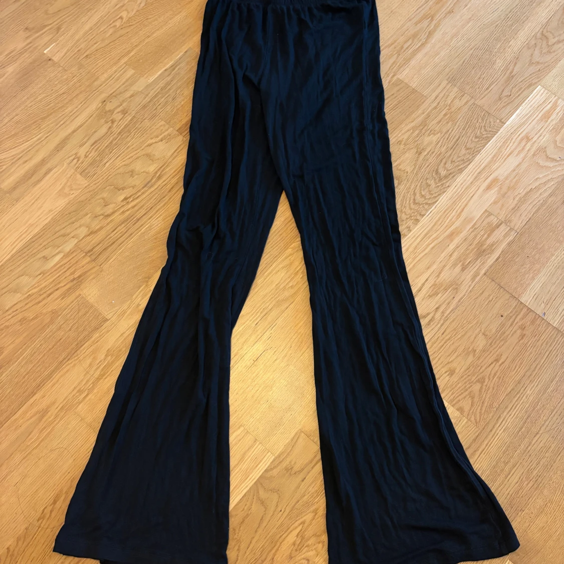 Svarta vida byxor med utsvängda ben