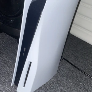 Ps5 - Hej säljer ett ps5 som är i princip helt nytt, använd typ 6-10 gånger funkar felfritt har bara tappat lusten då jag spelar på datorn istället. Både disk och digital, Medföljer 2kontroller Så släng iväg en fråga om ni har några frågor eller något, MvH Riki😀