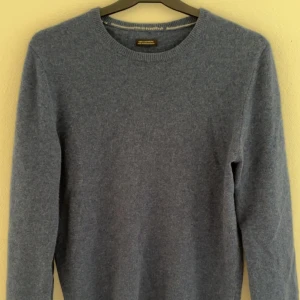 Kashmirtröja Blå Massimo Dutti - Stilren blå kashmirtröja från Massimo Dutti. Passar storlek S men kan även passa XS.