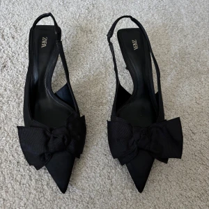 Klackskor från Zara  - Hej! Säljer dessa klackskor från Zara i storlek 40, passar även 39. Klackhöjd: 5cm