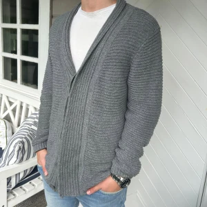 Emilio Cardigan - Säljer nu denna sköna och snygga cardigan från Emilio. Använd fåtalet gånger och är i nyskick! Modellen på bilden är 1,83 och väger 73kg!🕺 Hör av dig vid vidare funderingar🤝