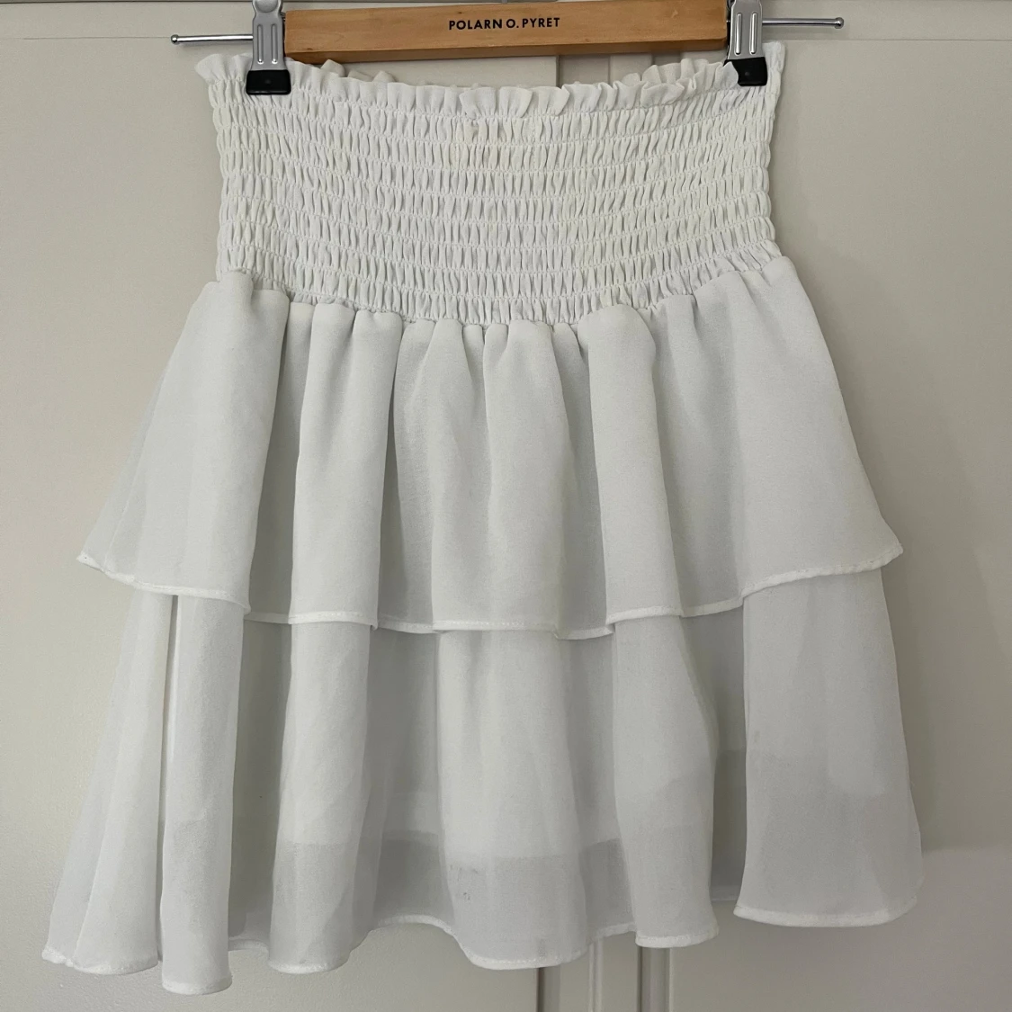 Vit volangkjol från Chelsea