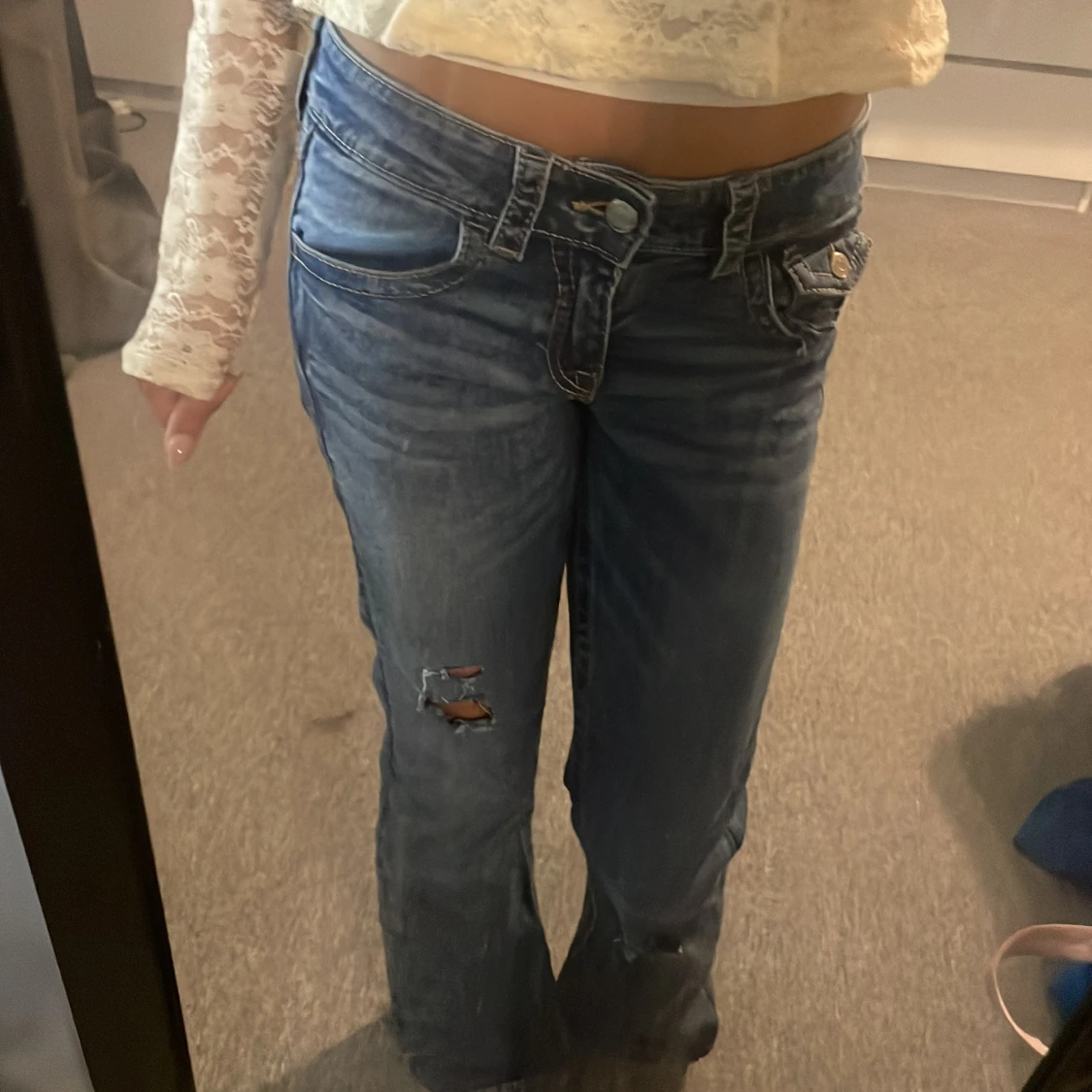 Blå bootcut jeans med slitningar