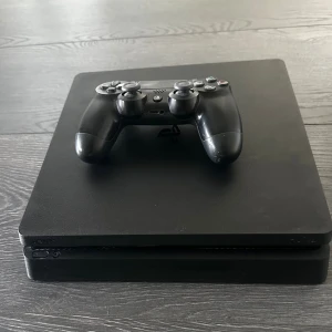 Playstation 4 (slim) - Den här playstationen fungerar som om de vore en nyköpt och vill nu sälja den eftersom jag har ingen användning av den längre. Om ni vill så kan vi diskutera priser men det kommer inte vara något under 2,500kr. Det ända negativa är att den kan låta men det är på grund av damm, men det är enkelt och ta bort annars fungerar den som den ska och det inkluderar kontroll, kablar och en lång laddare till kontrollen.