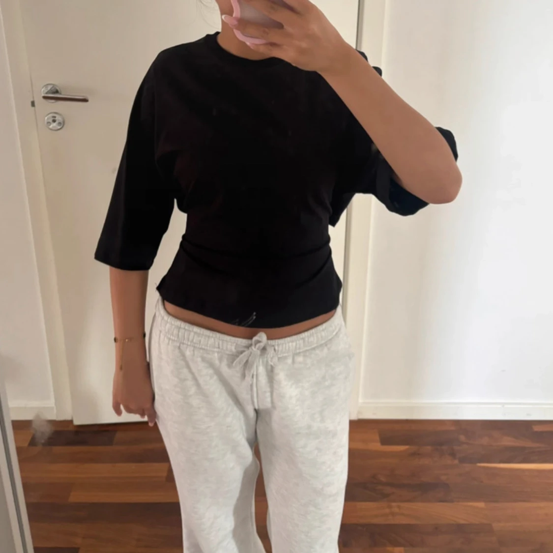 Svart croppad topp med knyt i ryggen - 2