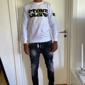 Outfit  - Stone Island tröjan i storlek S. Helt ny,. Fin replika med grym kvalitet. Pris: 700kr. Modellen är 175cm väger ca 67 kg. dsq 2 jeansen är i storlek 44. Helt nya. Fin replika med grym kvalitet. Pris: 1100kr