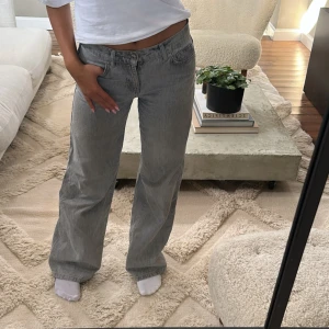 Gråa wide jeans med rak passform - Säljer ett par gråa jeans med breda ben och rak passform. 
