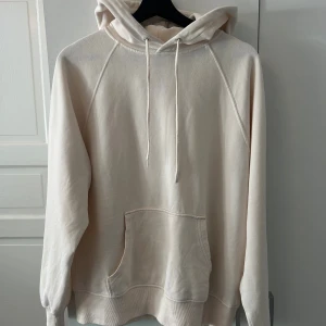 Beige hoodie från H&M Divided XS - Snygg beige hoodie från H&M Divided i storlek XS. Tröjan har huva med snörning, stor magficka och mjukt fleecefoder på insidan. Stor till storlek! 