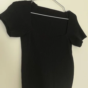 Svart stickad topp - Jätte fin och elegant svart topp som passar perfekt till vardagen