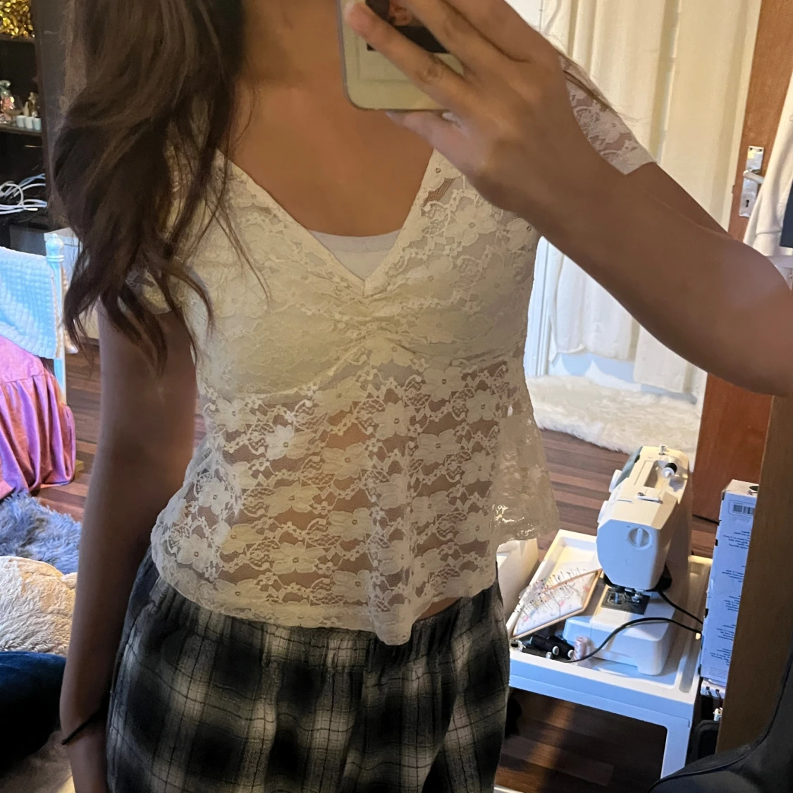 Vit spetsblus med v-ringning