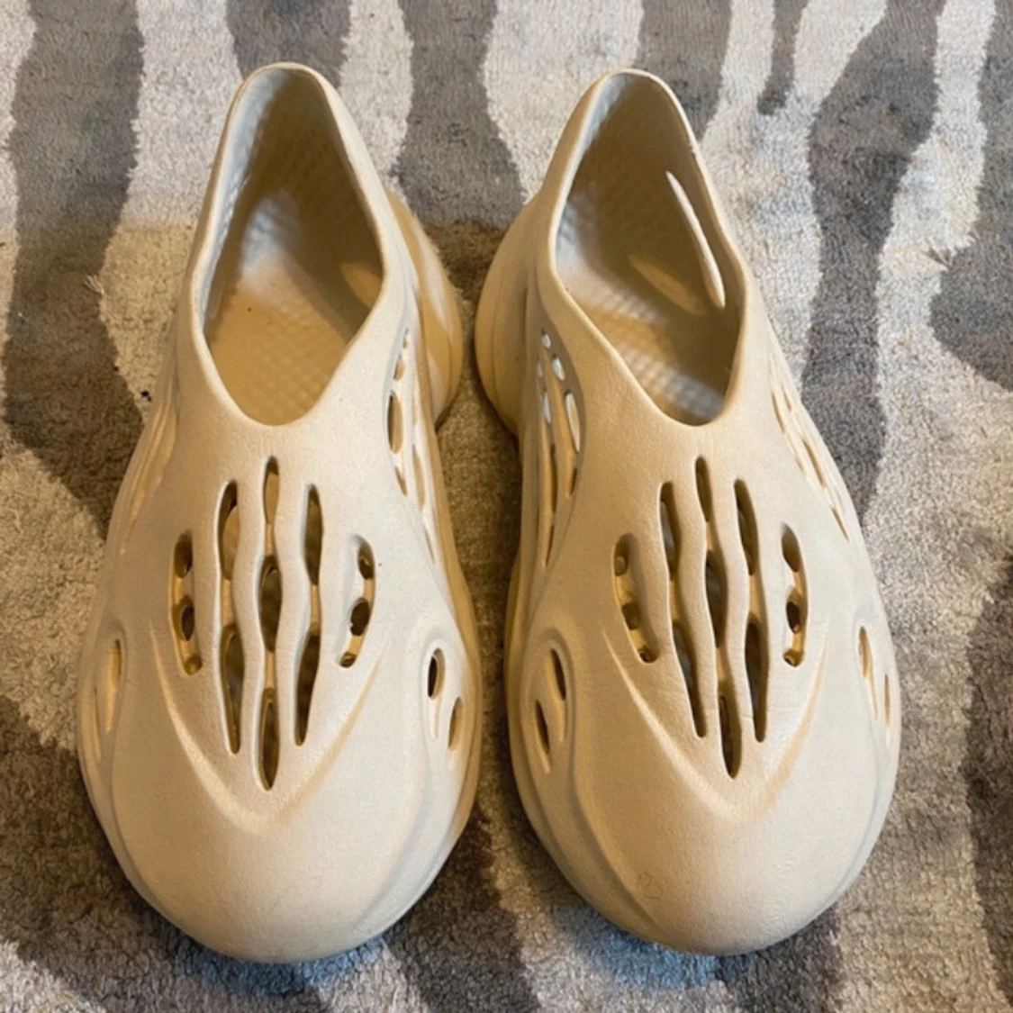 Beige adidas Yeezy Foam Runner(pris kan diskuteras) - 1