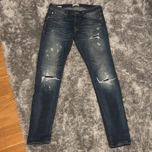 Jack & Jones jeans blå - Tja, säljer ett par as feta Jack and Jones jeans. De har extremt bra passform och fet tvätt. Skick=10/10 knappast använt. Kontakta vid intresse🙌