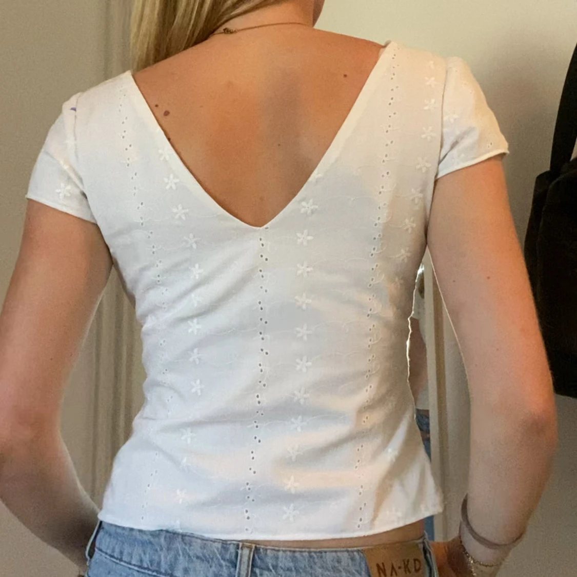 Vit blommig blus med v-ringning - 2