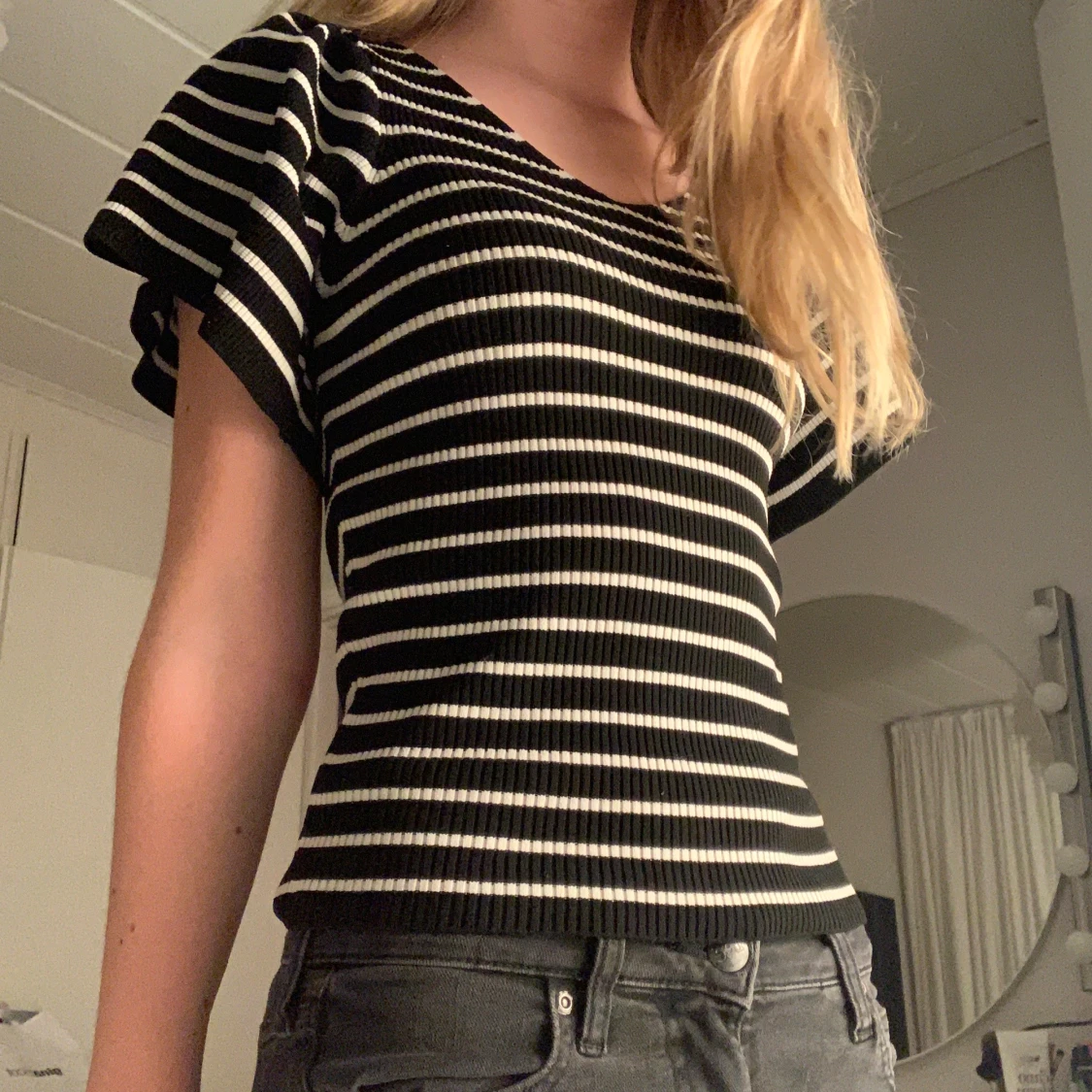 Randig svartvit ribbad topp med knyt - 1