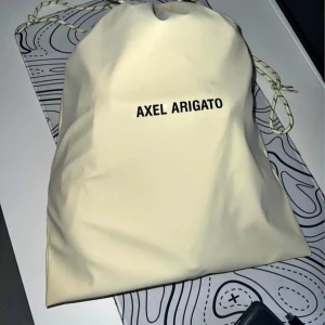 Svarta sneakers från Axel Arigato - Säljer ett par svarta chunky sneakers från Axel Arigato. Skorna har en cool blandning av blankt och matt material, med meshpaneler och snygga detaljer. Klassisk snörning och rund tå. Perfekta för dig som gillar streetstyle och vill sticka ut.