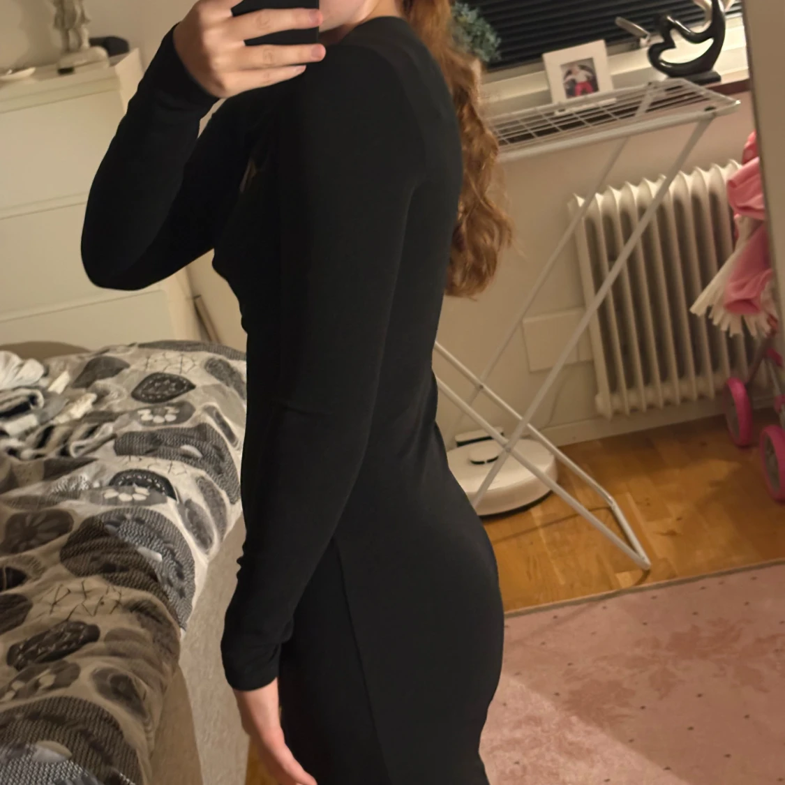 Svart långärmad klänning med cut out - 3