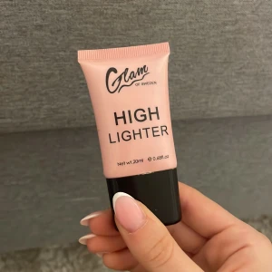 Glam of Sweden Highlighter 20ml - Highlighter från Glam of Sweden i en smidig tub på 20ml. Tuben är ljusrosa med svart lock och har en krämig formula som ger glow till ansiktet. Perfekt för att framhäva kindben, näsrygg och andra områden du vill lysa upp. Helt oanvänd!