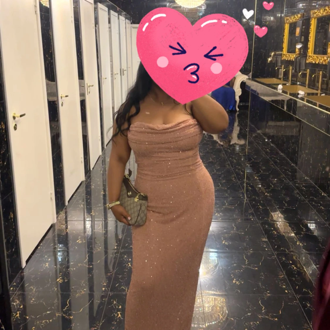 Glittrig champagnefärgad långklänning