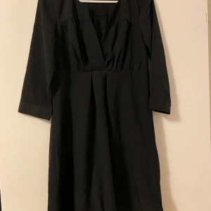 Gravid Klänning strl 36 - Fint skick. Klänningen har hällor för skärp (skärp ingår ej), se sista bilden. Jag använde denna då jag var gravid. Passade perfekt som mama klänning, även om den inte tillhör den kollektionen.