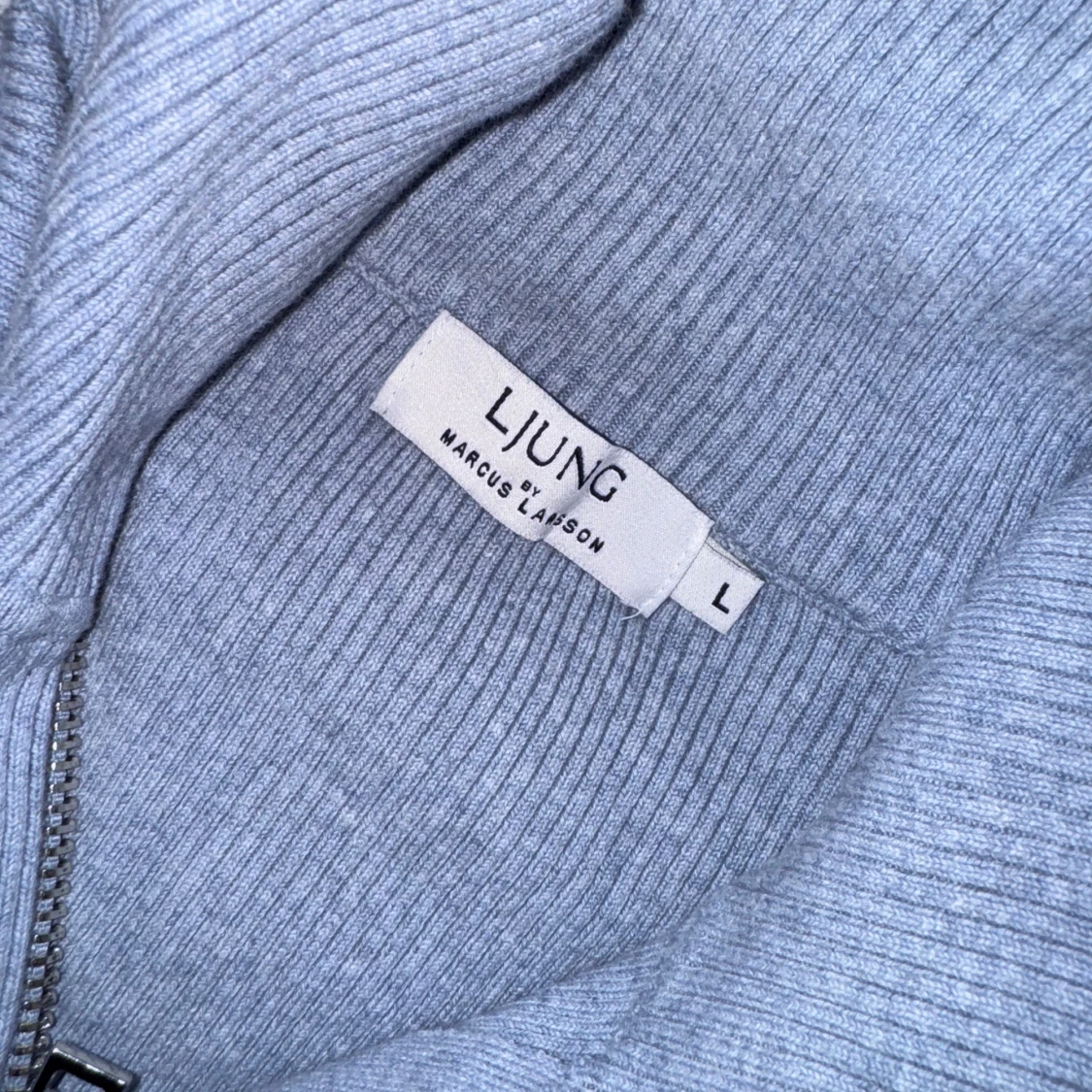 Ljung-Ljusblå Ribbad Helzip. Använd 2 ggr. Nypris:1500kr - 2