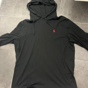 Ralph Lauren hoodie  - Säljer denna polo Ralph Lauren hoodie som är i en tunt material. Använd ytterst sällan