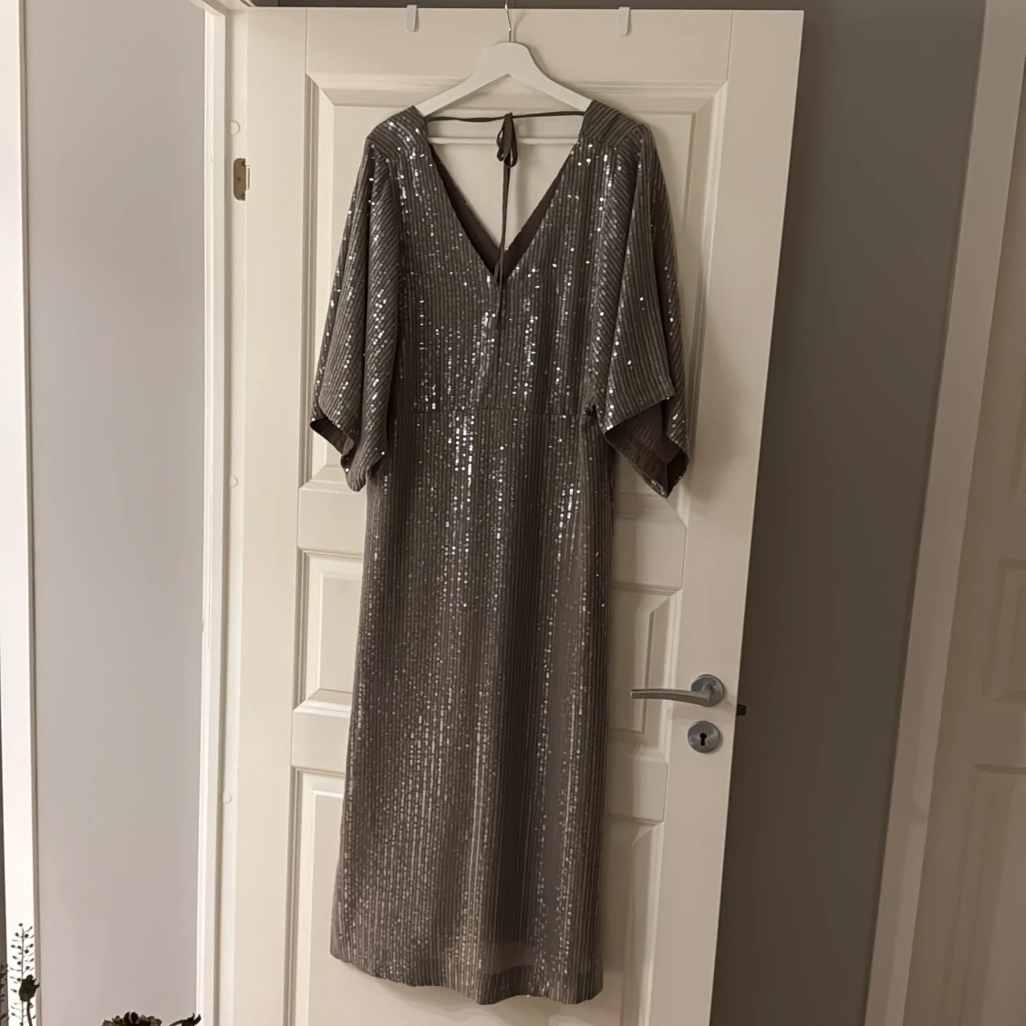 Glittrig långklänning med v-ringning - 1