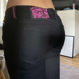 Cheap monday jeans - Svarta cheap monday jeans från weekday. Storlek 26/30, lågmidjade💕