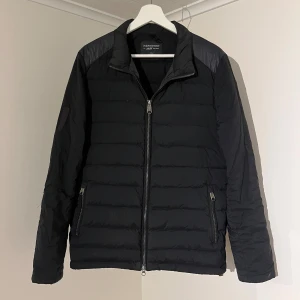 Svart pufferjacket Peak Performance  - Säljer denna sjukt snygga jackan från Peak Performance⭐️ Färgen är svart och storleken är S✅ Den har inga defekter och skicket är utomordentligt🙌🤝 Sjukt najs passform och passar perfekt till hösten🍁🙌 Tveka inte på att höra av er dig vid minsta fråga eller fundering😊