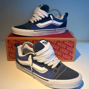 Vans Knu Skool - Använd få tal gånger, köpte från footlocker 1 år sedan, säljer eftersom jag aldrig använder. Skriv om du undrar något 👍