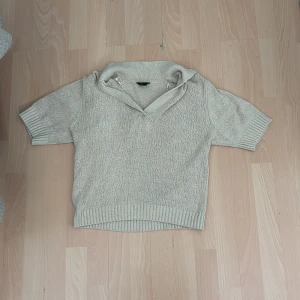 Tröja - En enkel luftiga tröja som passar till hösten eller våren eller till och med en sen sommar kväll. Denna varan är inte för tjock eller för tun