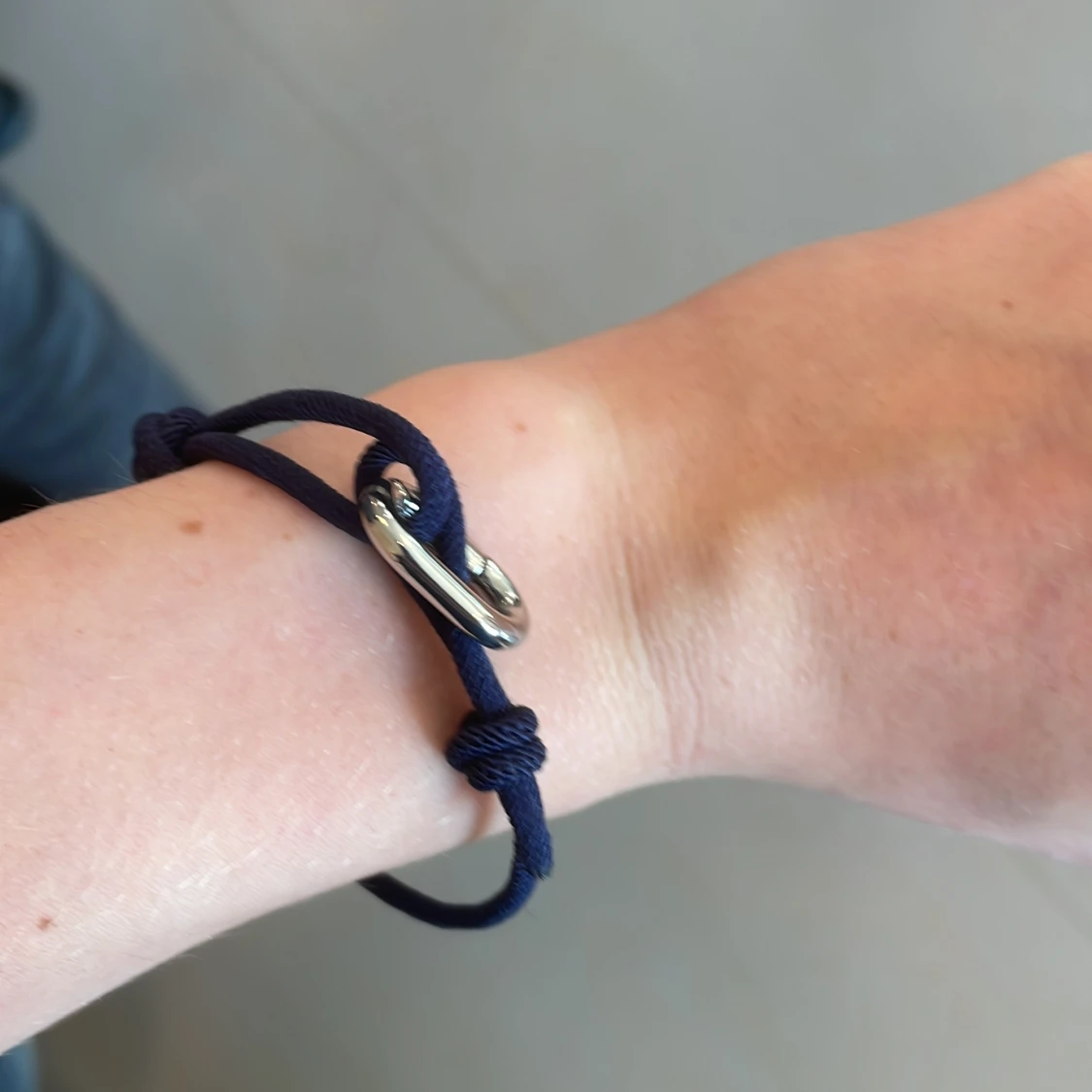 Mörkblå armband med silverdetalj