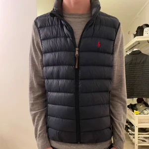 Ralph lauren väst  - Tjena! Säljer nu denna feta Ralph lauren västen då den är för liten. Storleken är M och den har inga defekter. Perfekt för hösten. 🍂