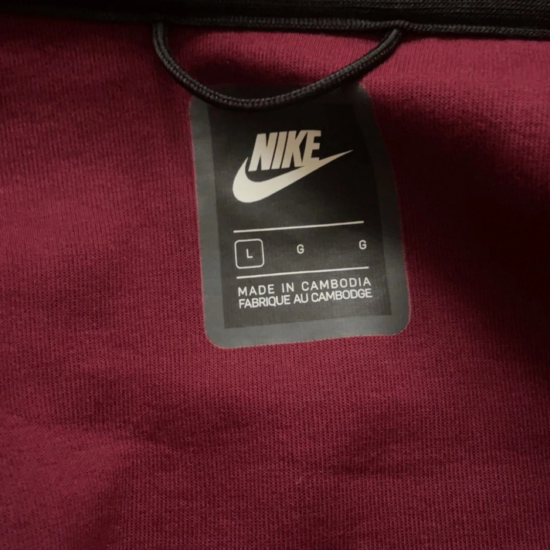 Vinröd hoodie från Nike i storlek L - 1