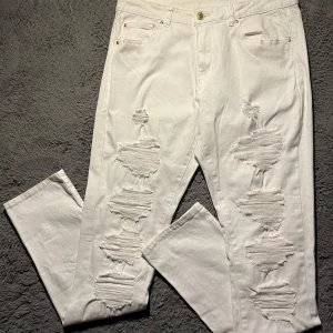 Vita jeans från Esmara - Snygga vita jeans från Esmara med flera slitningar framtill för en edgy look. Modellen är slim och sitter tajt längs benen. Storleken står 31 men passar som 30