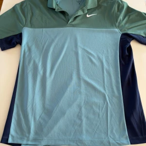 Golfpiké nike - Golfpiké från nike, aldrig använd. Storlek M, men sitter mer som L