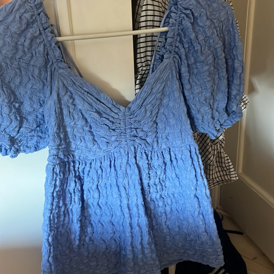 Blå puffärmad blus med öppen rygg från Gina tricot!