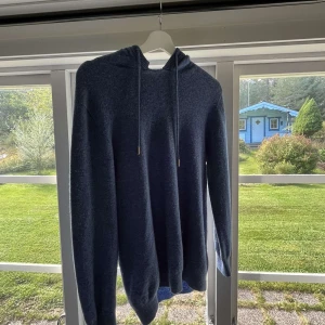 Merinoull hoodie  - En blå merinoull hoodie. Skicket är bra men den är lite trasig uppe vid halsen som ni ser på första bilden men inget man märker. Hör av er vid frågor och fler bilder. 