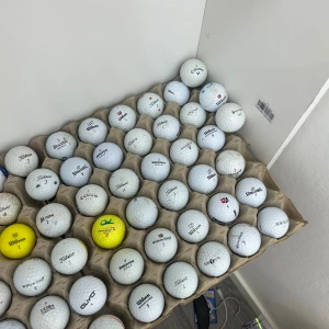 Begagnade golfbollar – blandade märken - Stort paket med begagnade golfbollar i olika färger och märken – perfekt för dig som vill träna eller spela golf utan att spräcka budgeten. Passar både nybörjare och erfarna golfare som vill ha kul på banan! (A klass 5kr) (B klass 3kr) ( C klass 1kr) ALLT FÖR 250kr ingår även runt 30 peggar