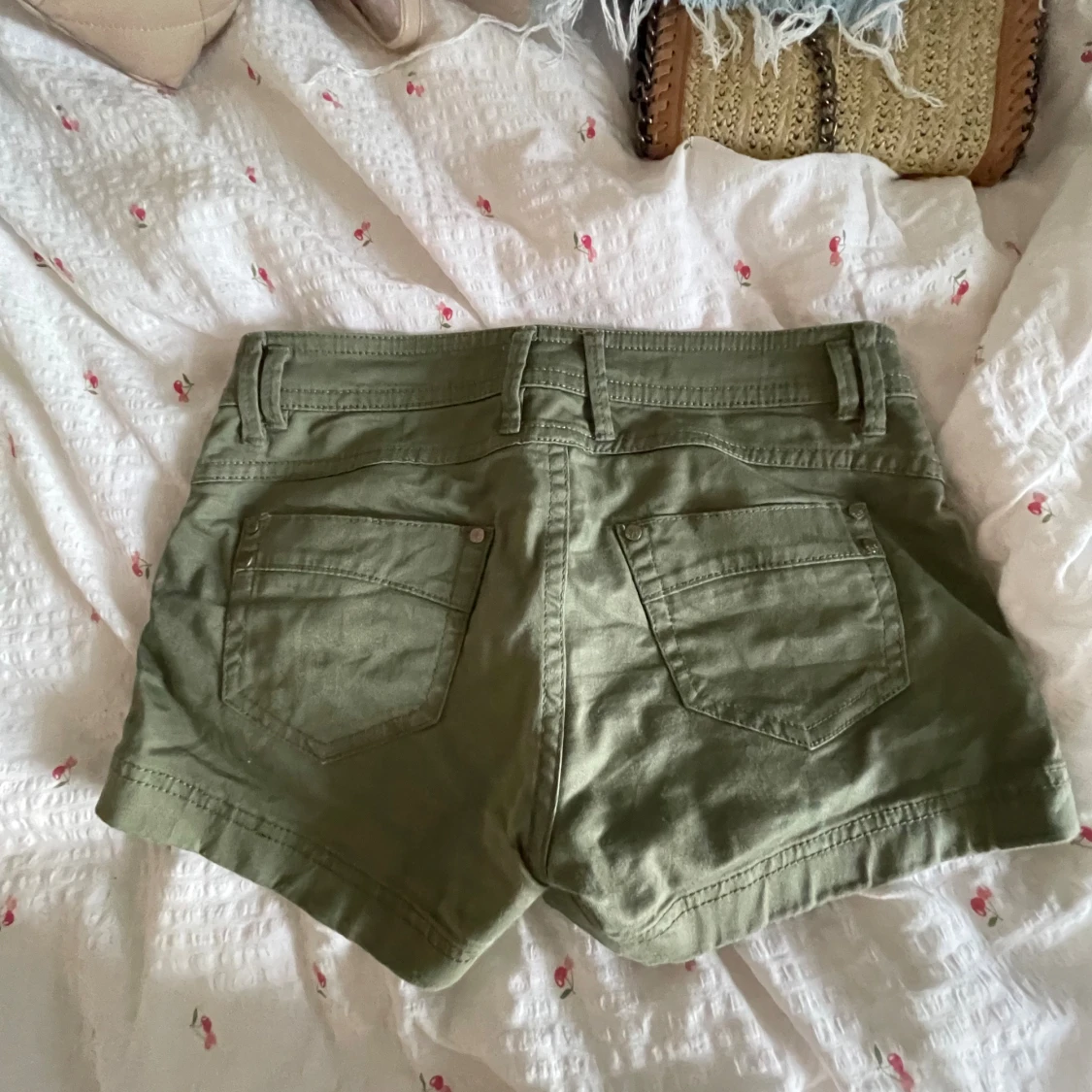 Olivgröna shorts från 365 med dragkedjor - 1