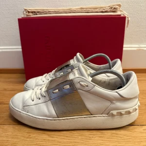 Valentino open sneakers - Säljer nu dessa valentino skor | Storlek 38 | Kommer med box,dustbag,valentino kort och kvitto | Hör gärna av er vid frågor eller funderingar 