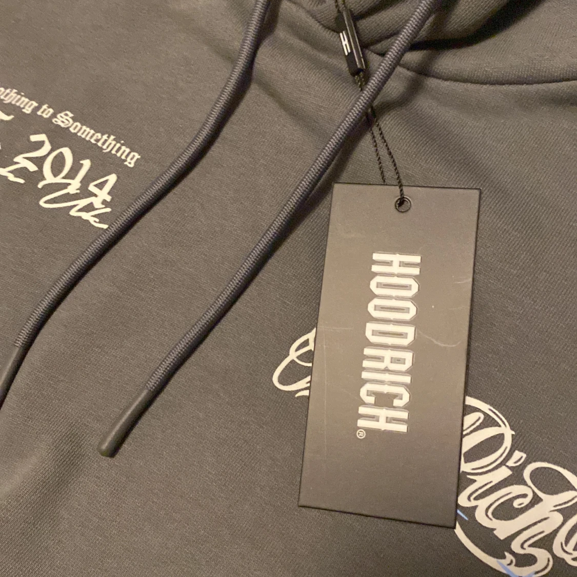 Grå hoodie från Hoodrich med tryck - 3