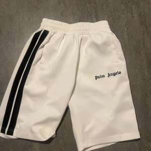 Palm angels - Säljer mina shorts då dem inte har används så mycket o bara samlar damm. Nästan helt nya. 