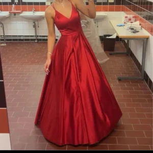Röd långklänning med snörning - Säljer en röd långklänning XS. Perfekt för bal eller student! #prom