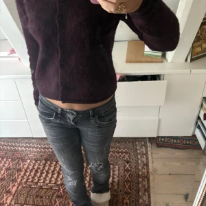 Vinröd kofta från Gina  - Säljer min jättesöta vinröda kofta från Gina Tricot! Koftan är sparsamt använd och har inga defekter!!💗