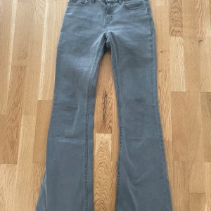 Grå bootcut jeans med utsvängda ben - Snygga grå jeans med bootcut och utsvängda ben. 